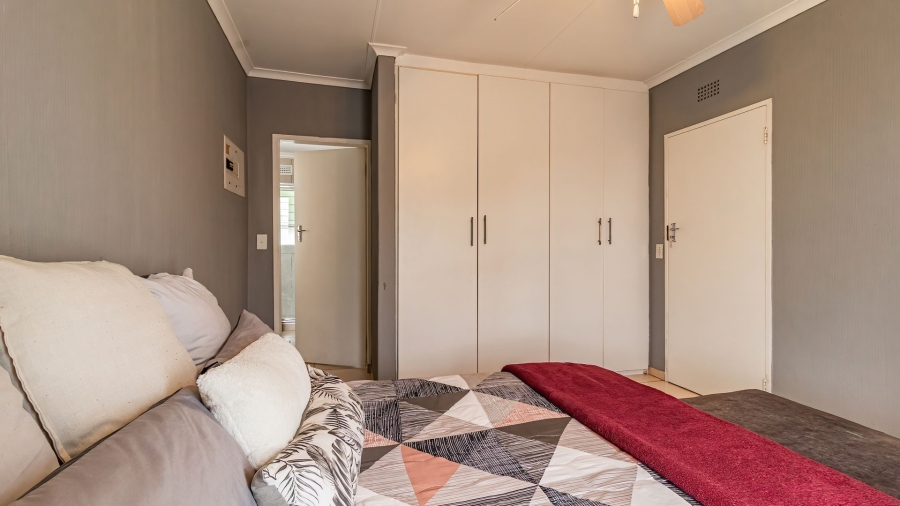 1 Bedroom Property for Sale in Corlett Gardens Gauteng