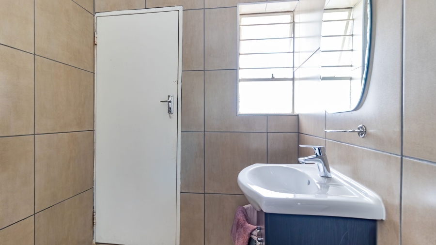 1 Bedroom Property for Sale in Corlett Gardens Gauteng