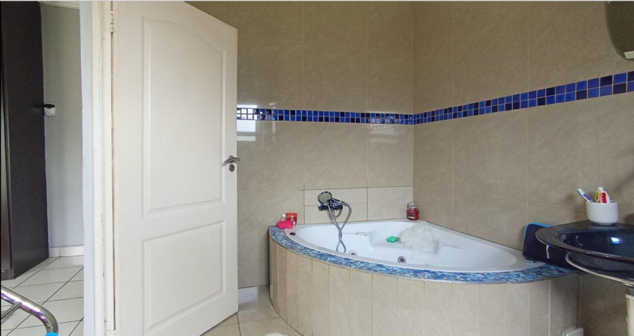 5 Bedroom Property for Sale in Magaliesberg Country Estate Gauteng