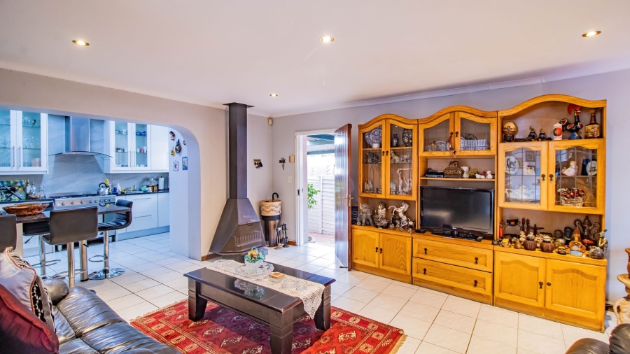3 Bedroom Property for Sale in Linmeyer Gauteng