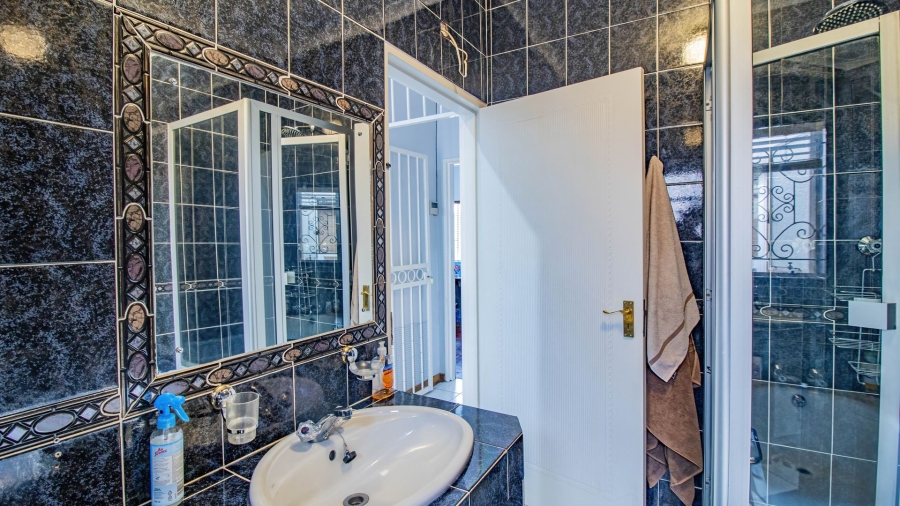 3 Bedroom Property for Sale in Linmeyer Gauteng