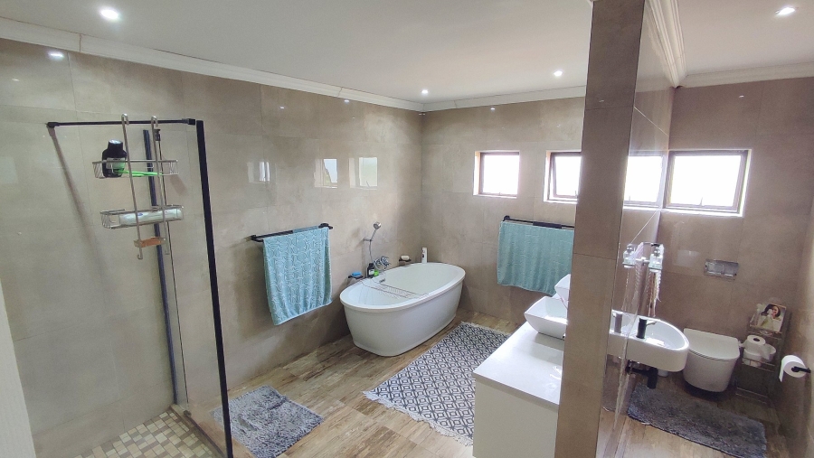 6 Bedroom Property for Sale in Monavoni Gauteng