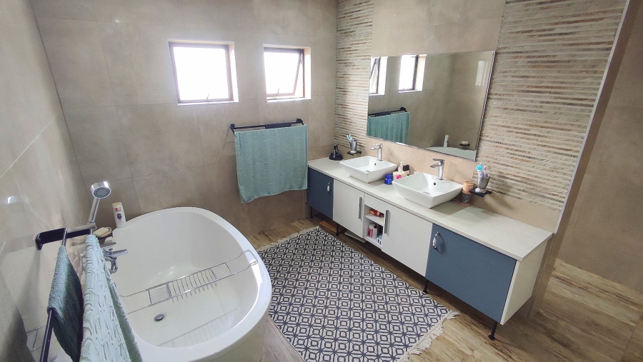 6 Bedroom Property for Sale in Monavoni Gauteng