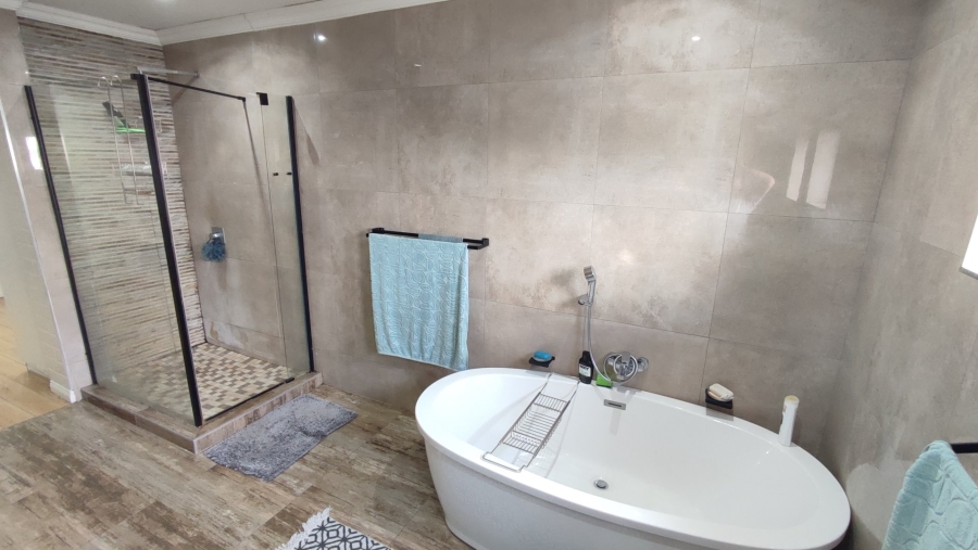 6 Bedroom Property for Sale in Monavoni Gauteng