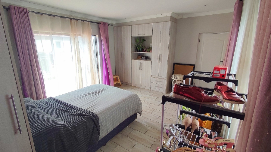 6 Bedroom Property for Sale in Monavoni Gauteng