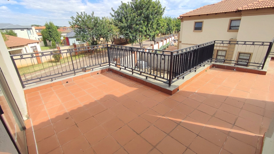 6 Bedroom Property for Sale in Monavoni Gauteng