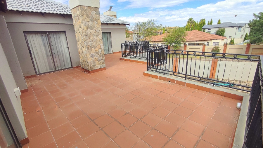 6 Bedroom Property for Sale in Monavoni Gauteng