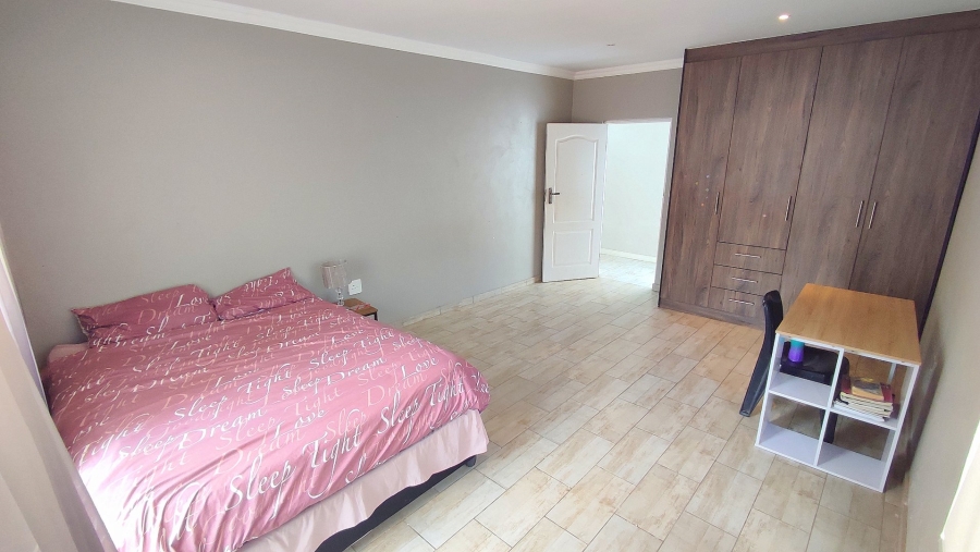 6 Bedroom Property for Sale in Monavoni Gauteng