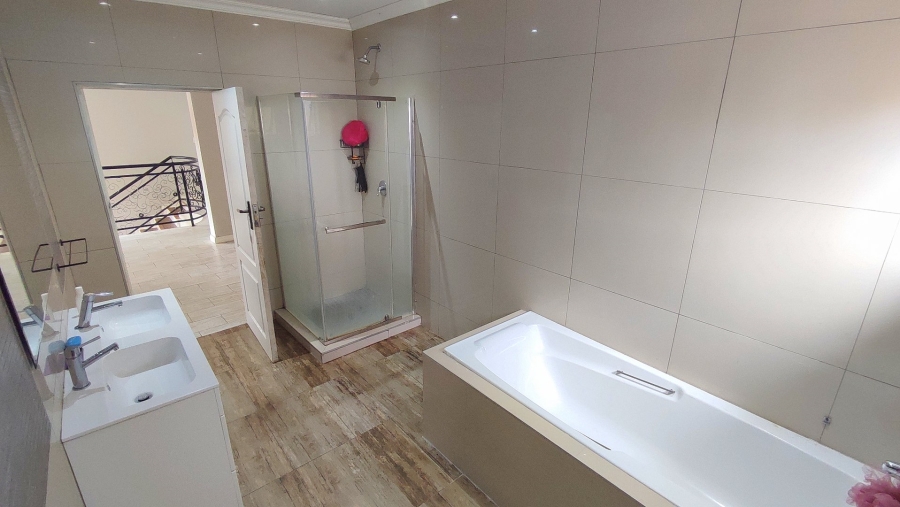 6 Bedroom Property for Sale in Monavoni Gauteng