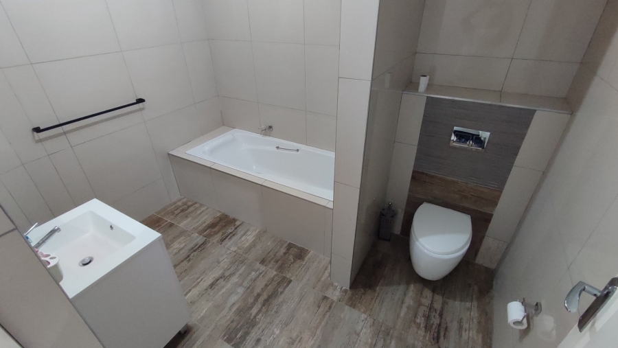 6 Bedroom Property for Sale in Monavoni Gauteng