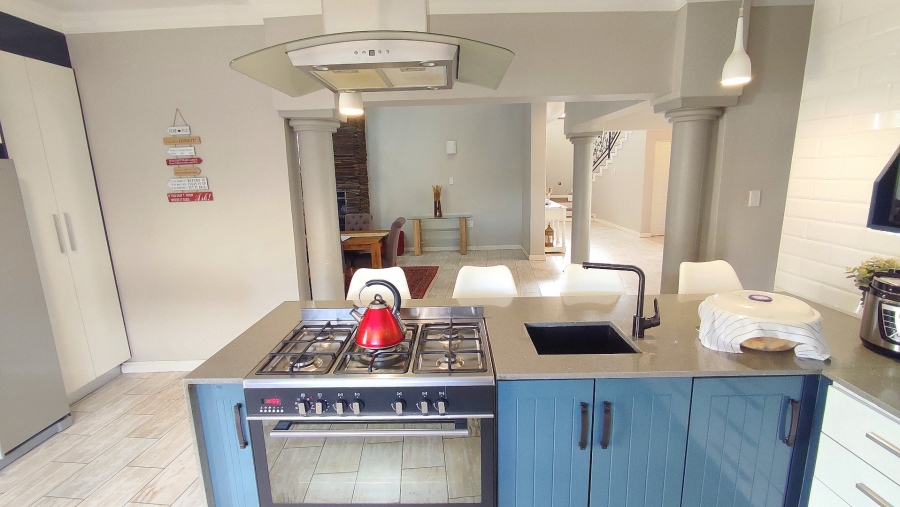 6 Bedroom Property for Sale in Monavoni Gauteng