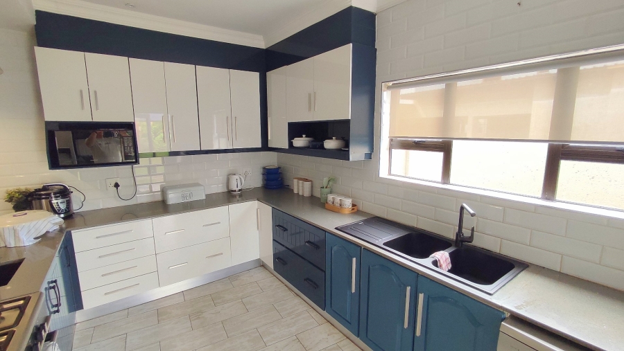 6 Bedroom Property for Sale in Monavoni Gauteng