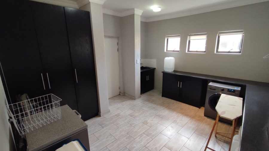 6 Bedroom Property for Sale in Monavoni Gauteng