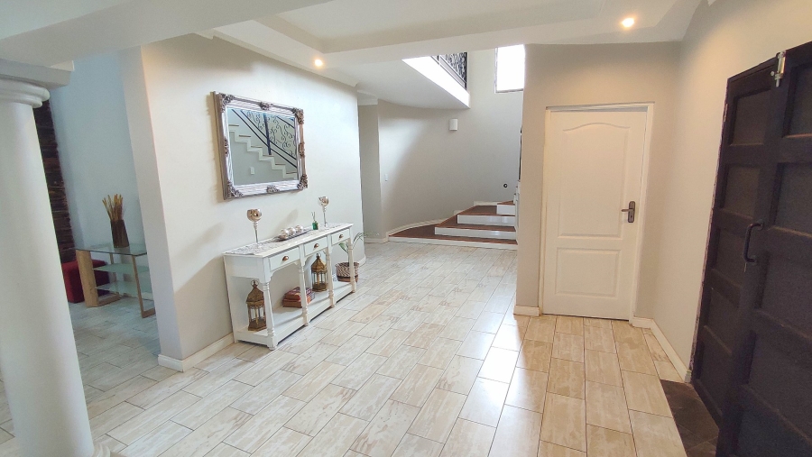 6 Bedroom Property for Sale in Monavoni Gauteng