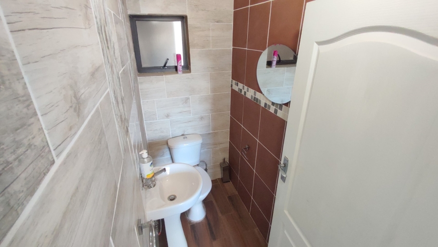 6 Bedroom Property for Sale in Monavoni Gauteng