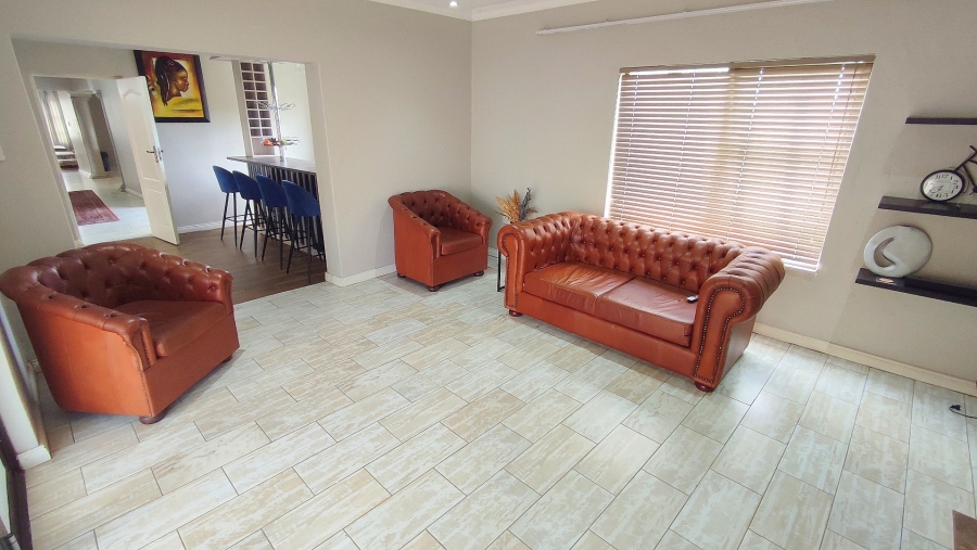 6 Bedroom Property for Sale in Monavoni Gauteng