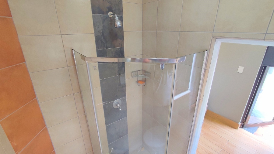6 Bedroom Property for Sale in Monavoni Gauteng