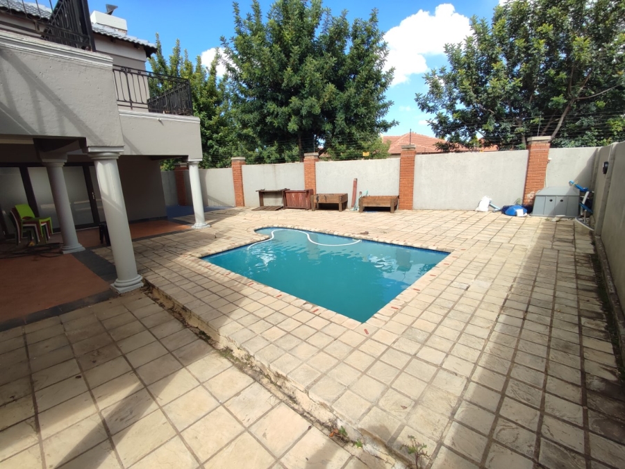 6 Bedroom Property for Sale in Monavoni Gauteng
