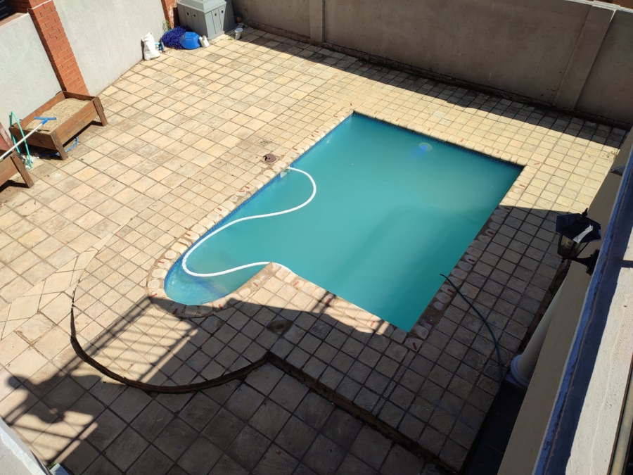 6 Bedroom Property for Sale in Monavoni Gauteng