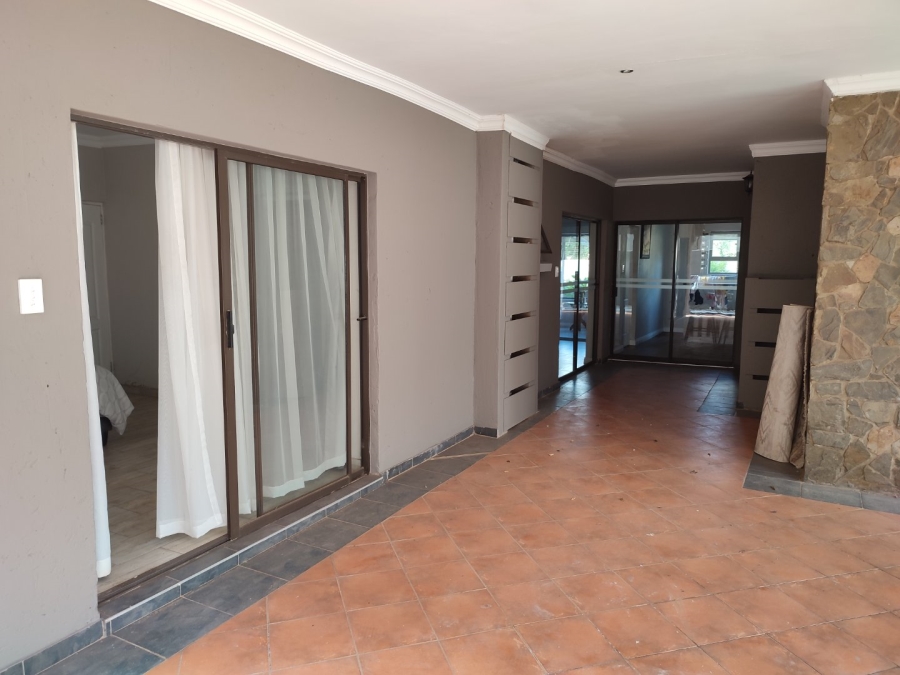 6 Bedroom Property for Sale in Monavoni Gauteng