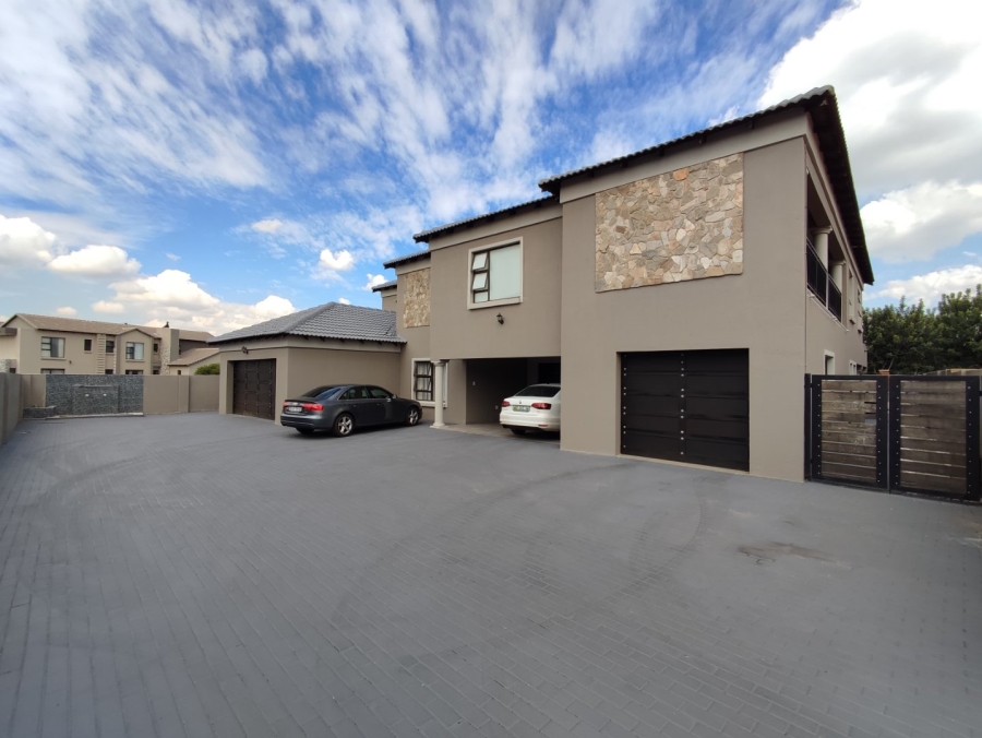 6 Bedroom Property for Sale in Monavoni Gauteng