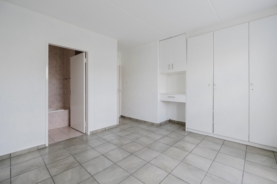 2 Bedroom Property for Sale in Mulbarton Gauteng
