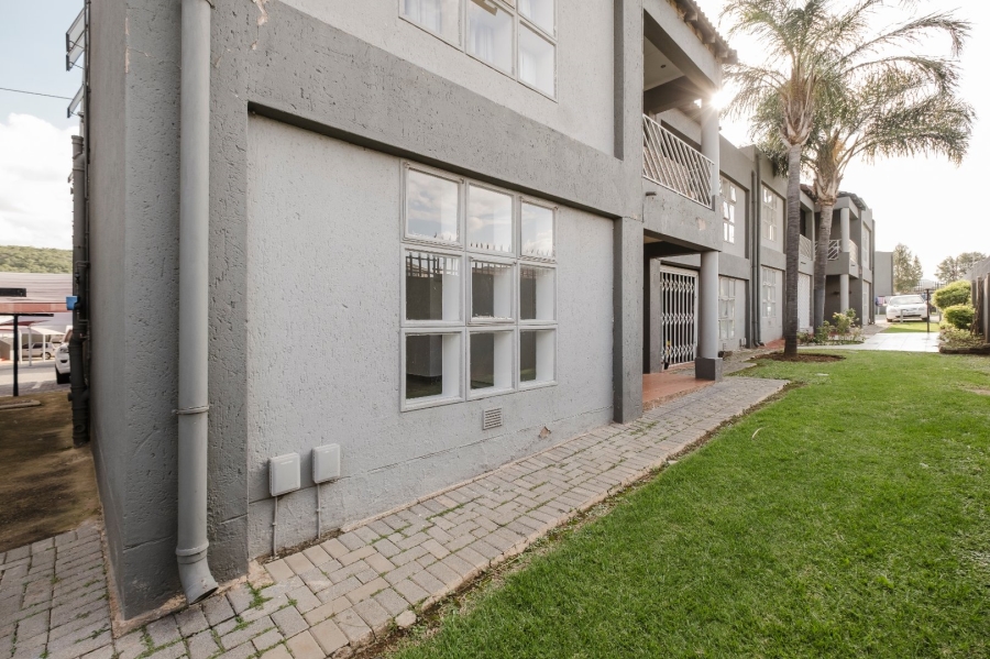 2 Bedroom Property for Sale in Mulbarton Gauteng