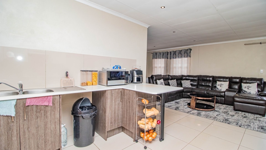 3 Bedroom Property for Sale in Clayville Gauteng