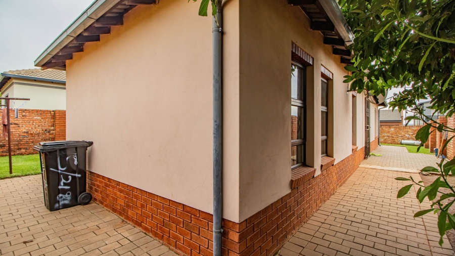 3 Bedroom Property for Sale in Clayville Gauteng