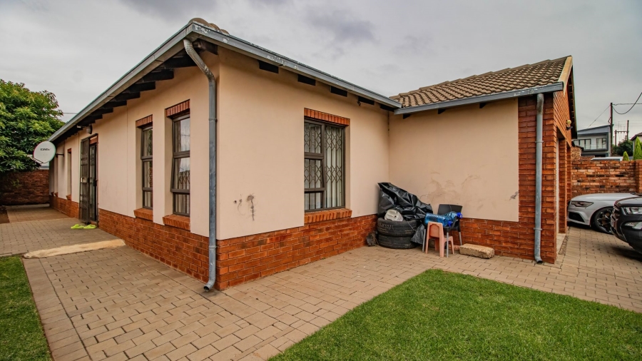 3 Bedroom Property for Sale in Clayville Gauteng