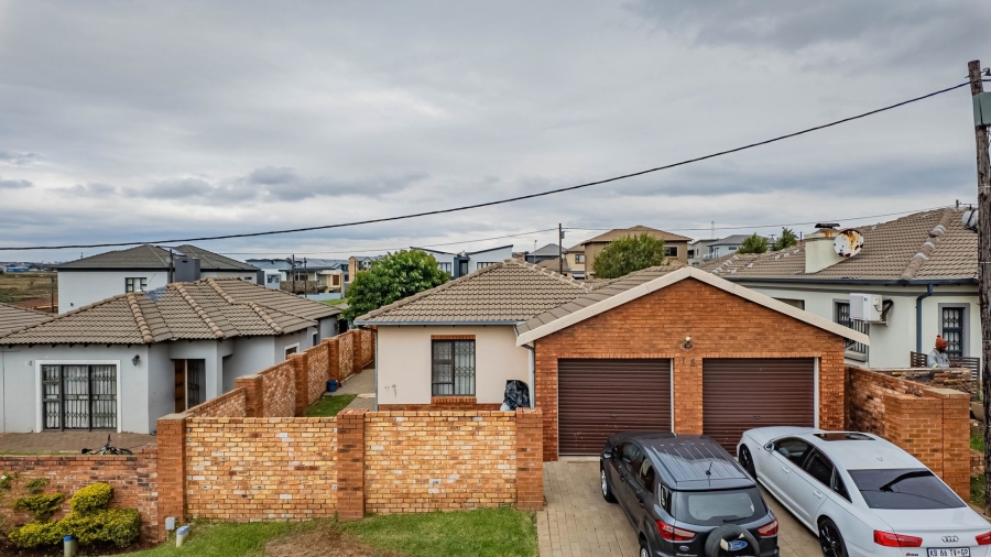 3 Bedroom Property for Sale in Clayville Gauteng