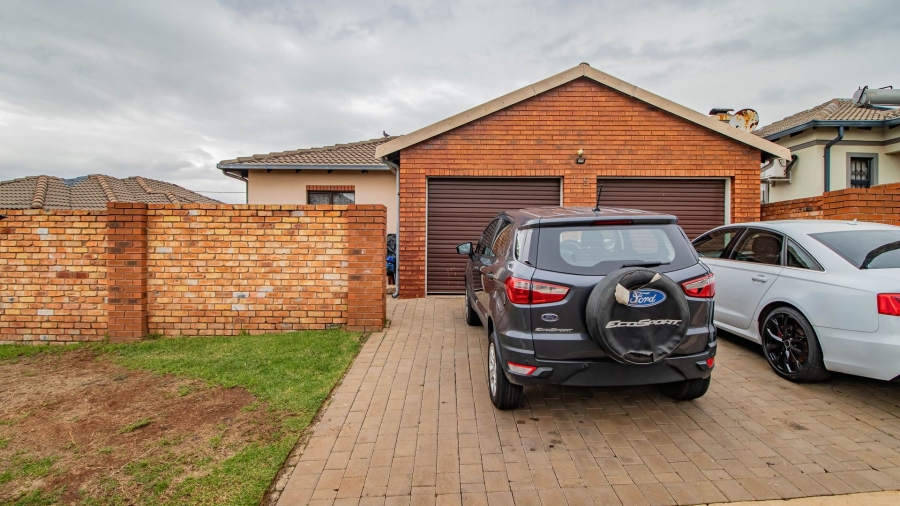 3 Bedroom Property for Sale in Clayville Gauteng