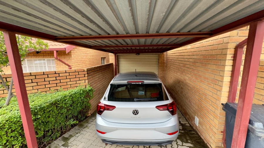 2 Bedroom Property for Sale in The Reeds Gauteng