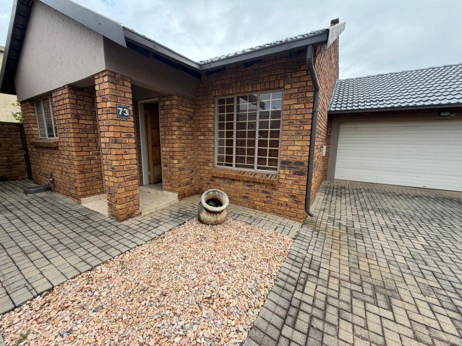 2 Bedroom Property for Sale in Rooihuiskraal North Gauteng