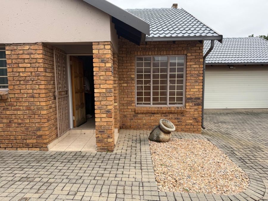 2 Bedroom Property for Sale in Rooihuiskraal North Gauteng