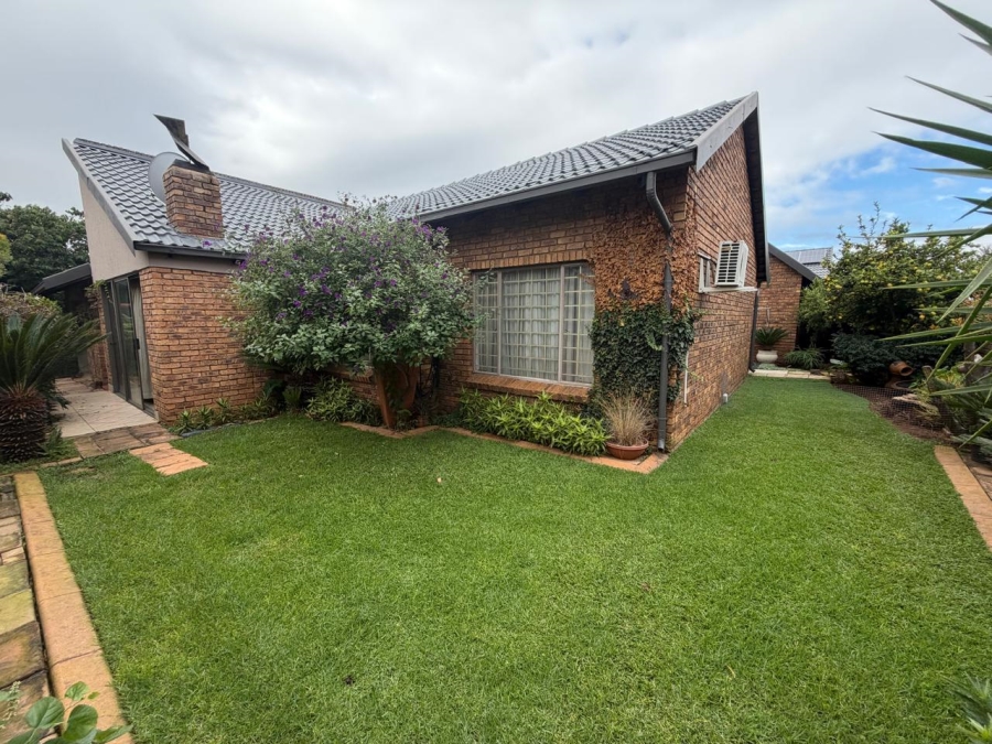 2 Bedroom Property for Sale in Rooihuiskraal North Gauteng