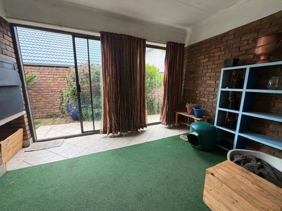 2 Bedroom Property for Sale in Rooihuiskraal North Gauteng