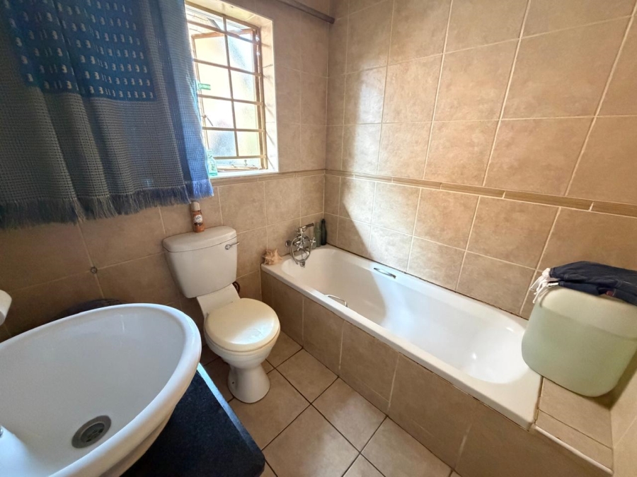 2 Bedroom Property for Sale in Rooihuiskraal North Gauteng