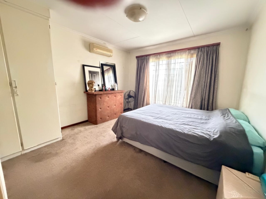 2 Bedroom Property for Sale in Rooihuiskraal North Gauteng