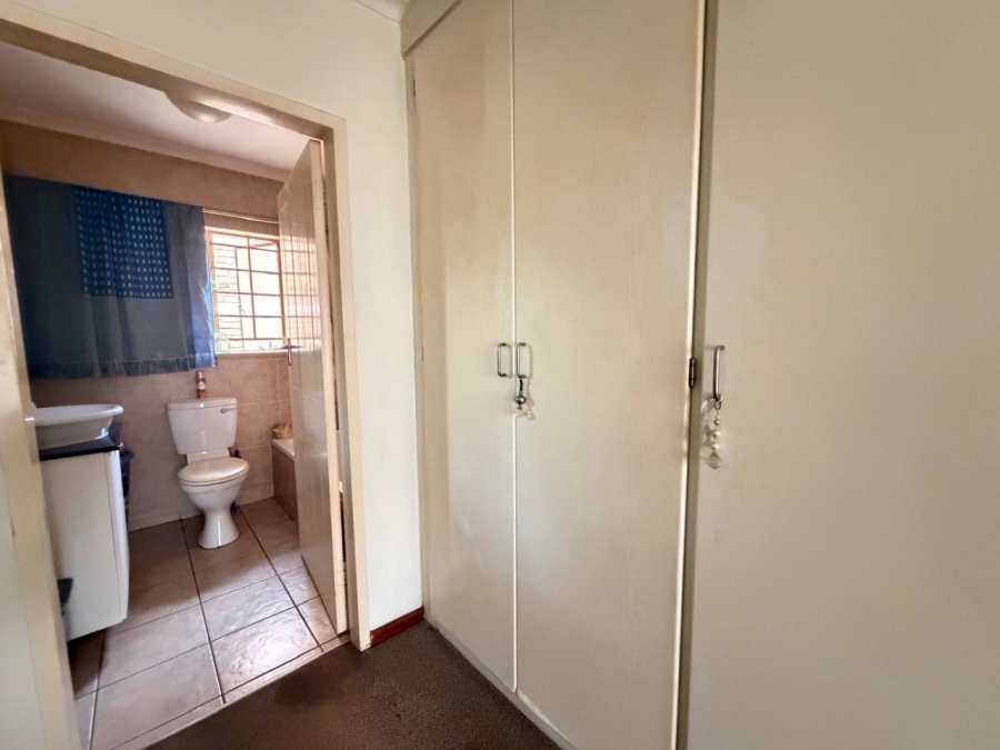 2 Bedroom Property for Sale in Rooihuiskraal North Gauteng