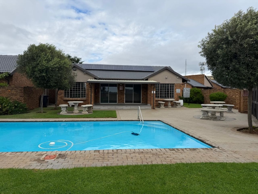2 Bedroom Property for Sale in Rooihuiskraal North Gauteng