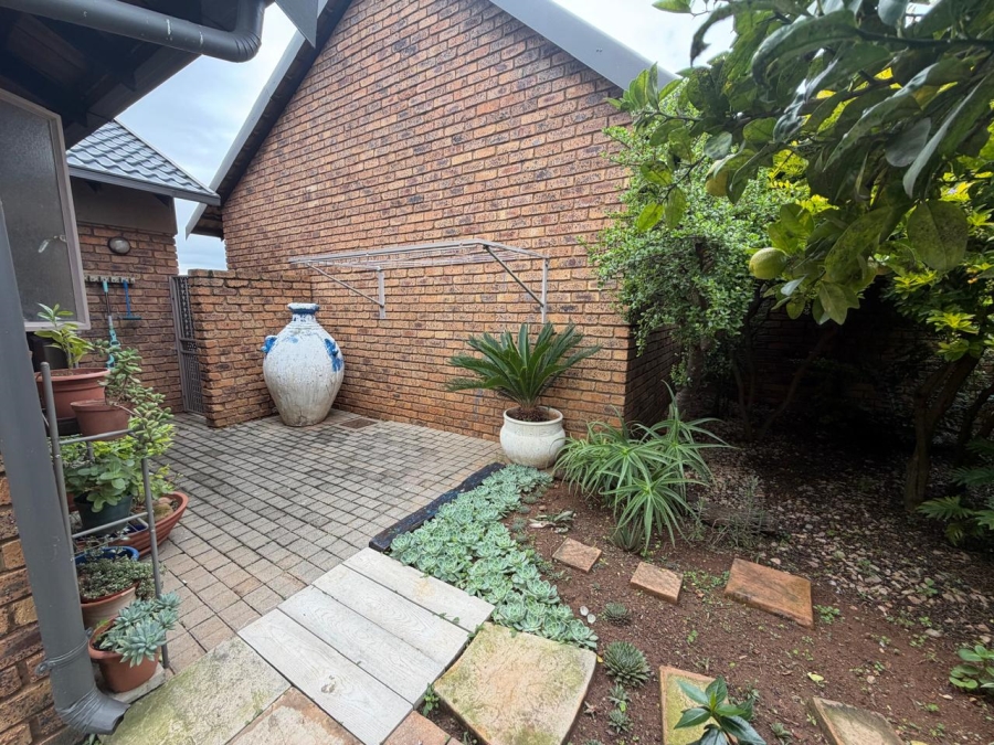 2 Bedroom Property for Sale in Rooihuiskraal North Gauteng