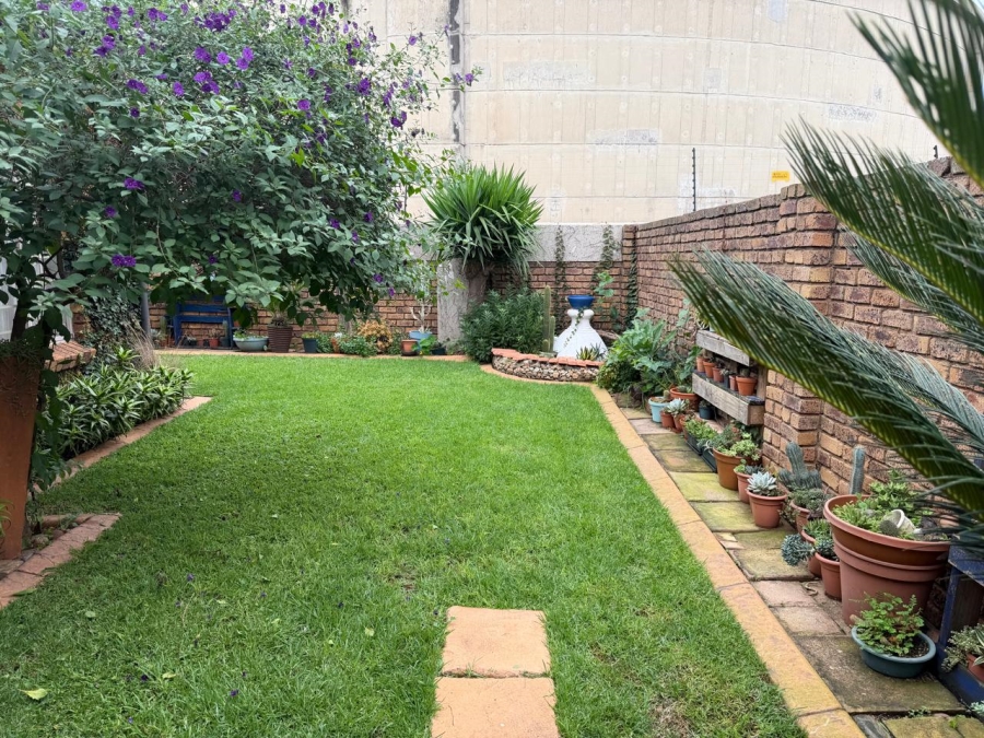2 Bedroom Property for Sale in Rooihuiskraal North Gauteng