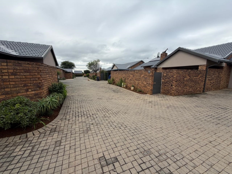 2 Bedroom Property for Sale in Rooihuiskraal North Gauteng