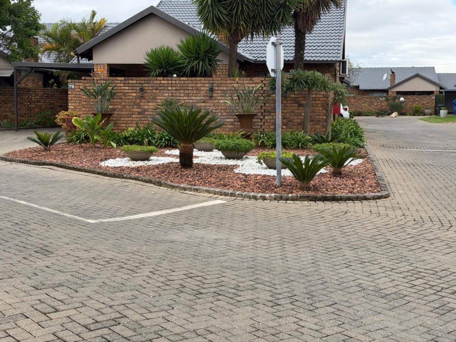 2 Bedroom Property for Sale in Rooihuiskraal North Gauteng