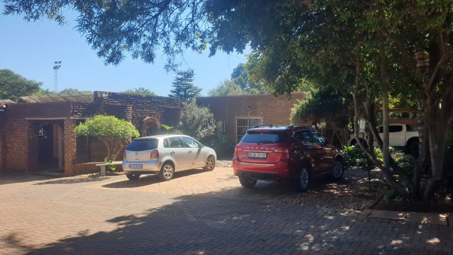 5 Bedroom Property for Sale in Eldoraigne Gauteng