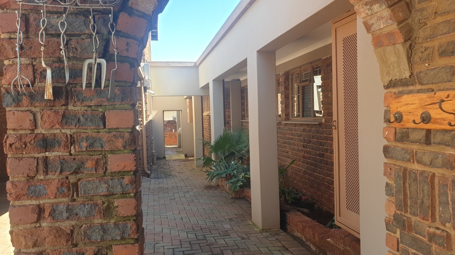 5 Bedroom Property for Sale in Eldoraigne Gauteng