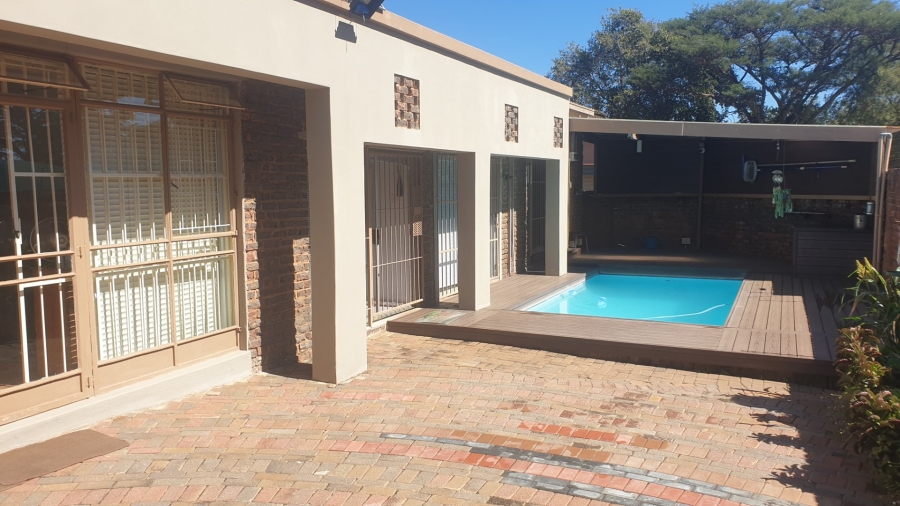 5 Bedroom Property for Sale in Eldoraigne Gauteng
