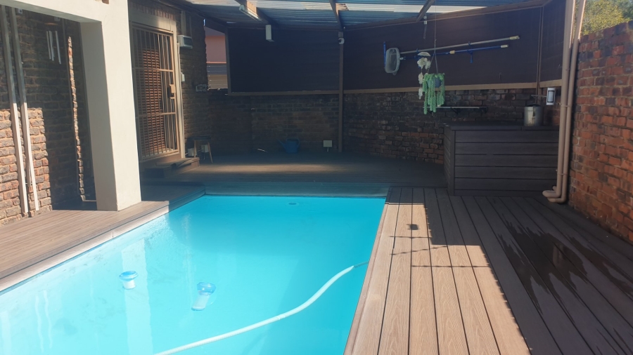 5 Bedroom Property for Sale in Eldoraigne Gauteng