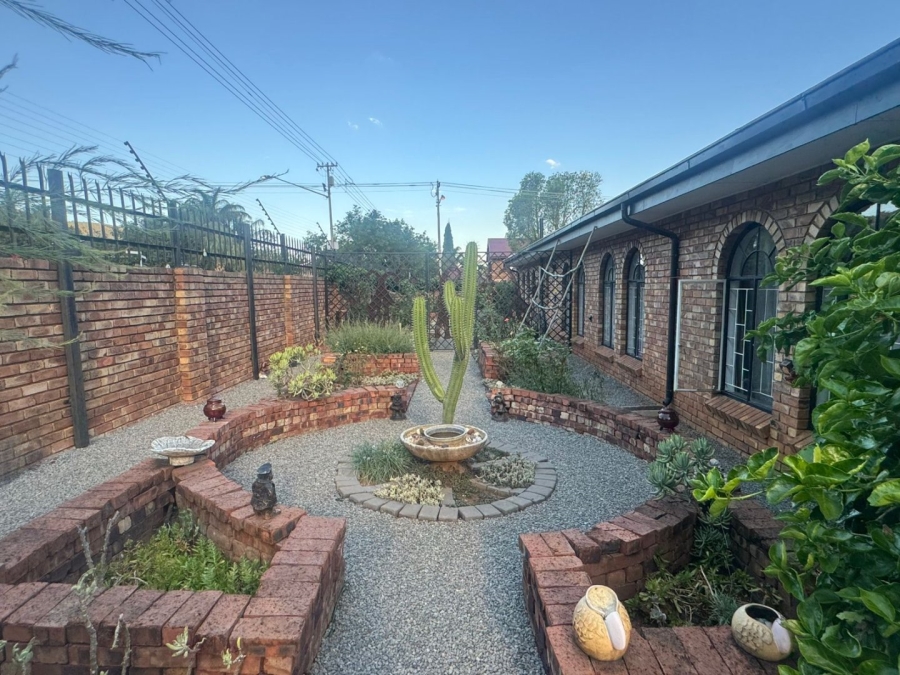  Bedroom Property for Sale in Mountain View Gauteng